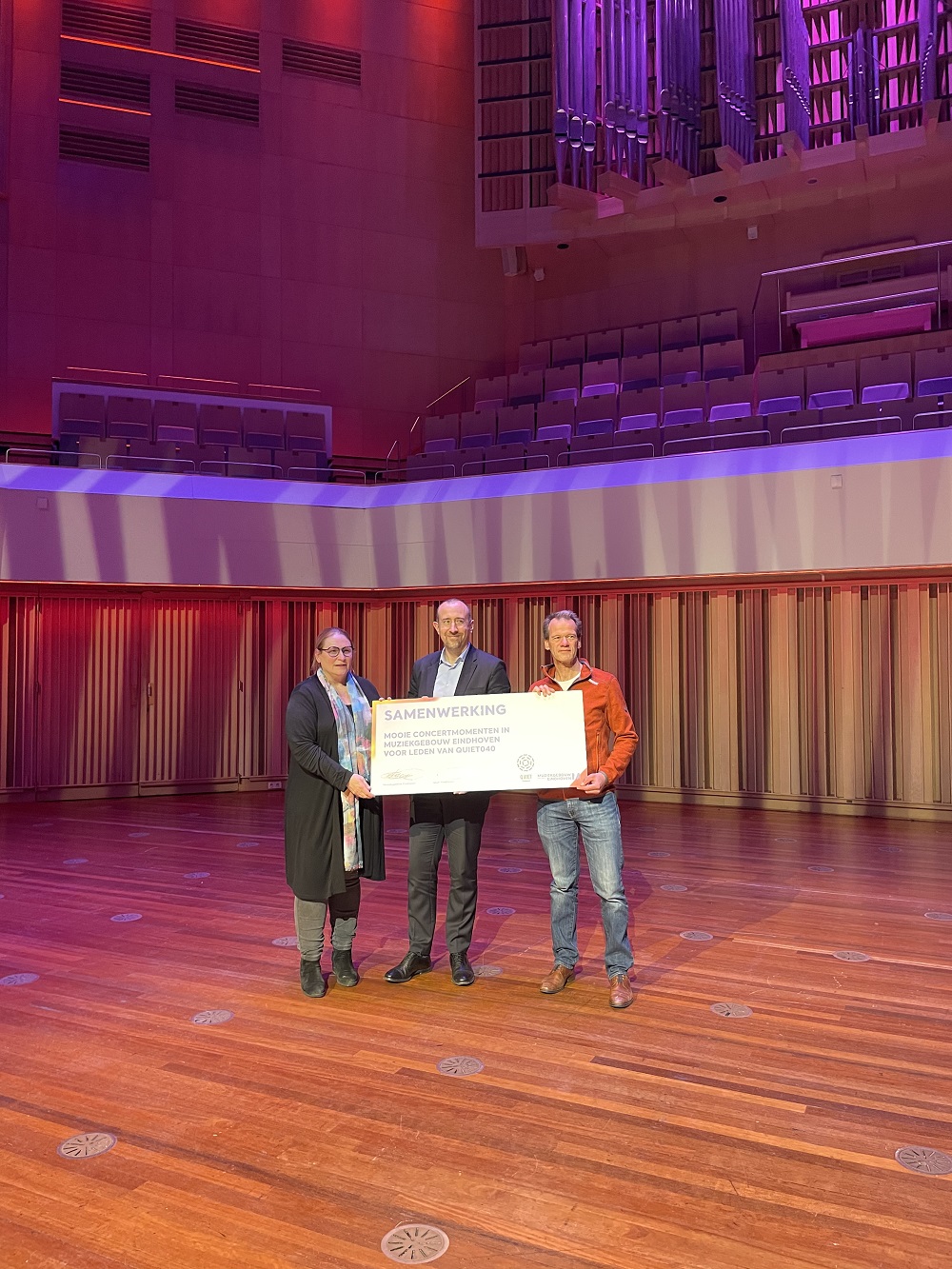Overhandiging cheque Muziekgebouw Eindhoven aan Quiet Eindhoven